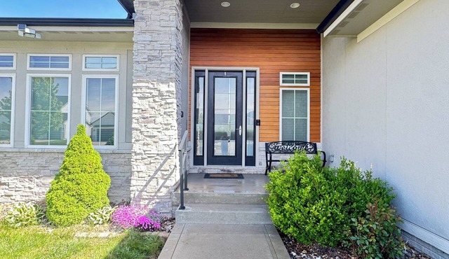 Convenient functional quiet 5 bedroom 3 bath home in Clive.