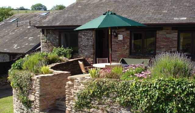 Converted barn. Shared pool, tennis, snooker, games, golf, grounds. South Devon