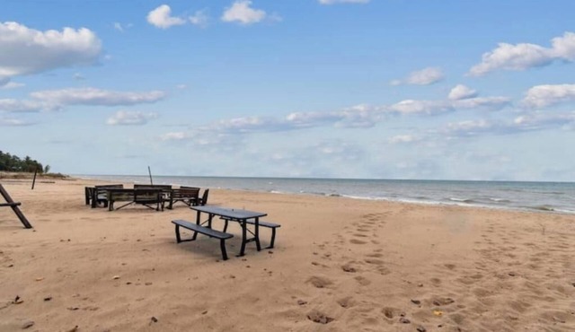Cottage #9: 3BR/2BA Relaxing Lakeside Retreat!nn