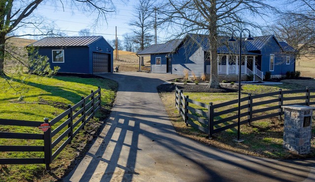Countryside retreat, 2 bedrooms/2 bathrooms, with a hot tub and fire pit