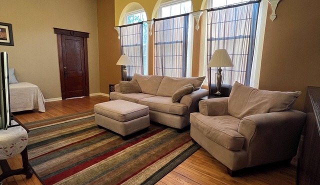 Cozy 1-bedroom apartment with AC in quiet area 15 minutes from Downtown Lansing