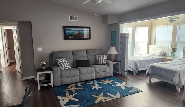 Cozy 1-bedroom condo in terrific Surfside Beach with AC