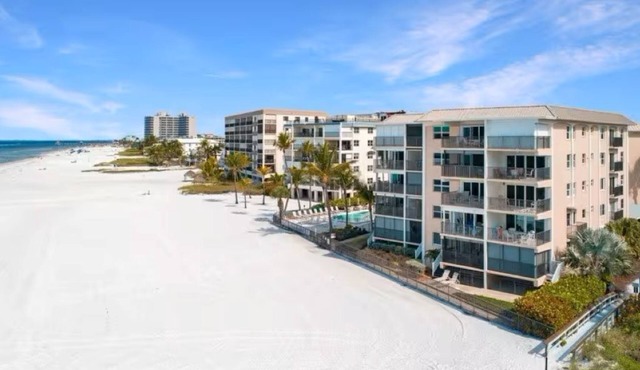 Cozy 1-bedroom condo in peaceful Fort Myers Beach with AC