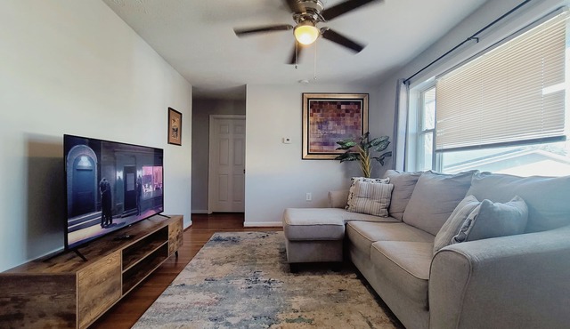 Cozy 2-bedroom apartment with WiFi, AC, walk to UK Campus/Hospital, near St. Joe