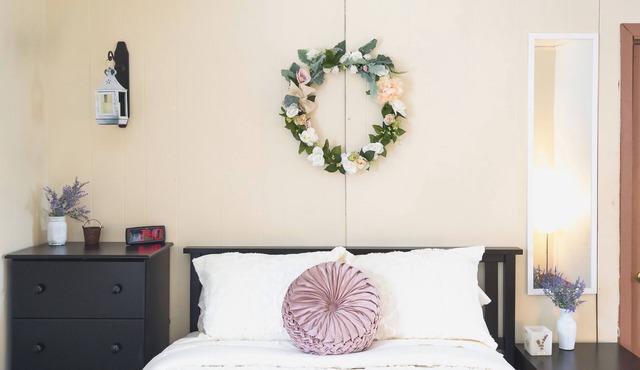 Cozy 2-bedroom apartment in beautiful Hancock with AC