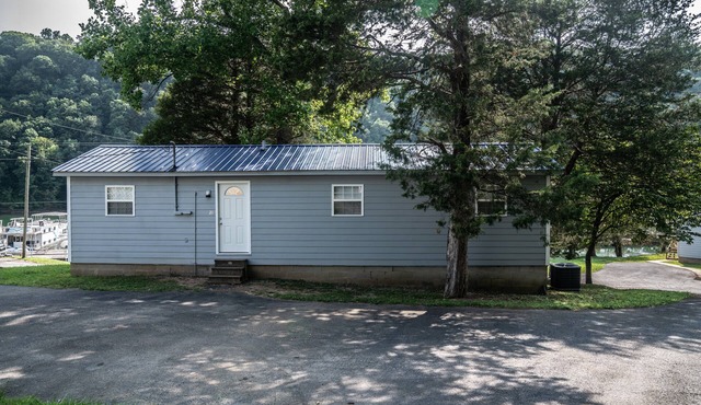 Cozy 2-bedroom cabin in delightful Albany on Dale Hollow Lake/w Slip #21
