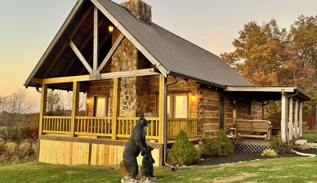 Cozy 2-bedroom cabin minutes from London, Ky and I75. Sleeps 6 with Koi pond.