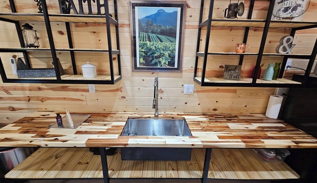 Cozy 2-bedroom cabin in enchanting Bluefield with AC Sleep 7 people