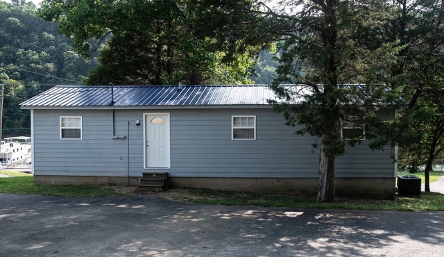 Cozy 2-bedroom cabin/w Slip on Dale Hollow Lake in Albany, KY