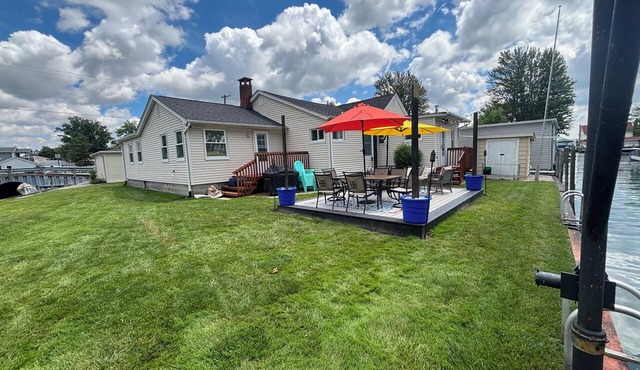 Cozy 2 bedroom corner canal cottage in gorgeous Algonac with AC.