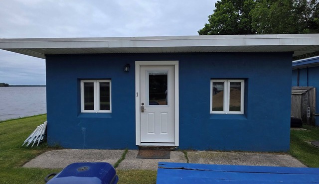 Cozy 2-bedroom cottage in marvelous Ludington with AC