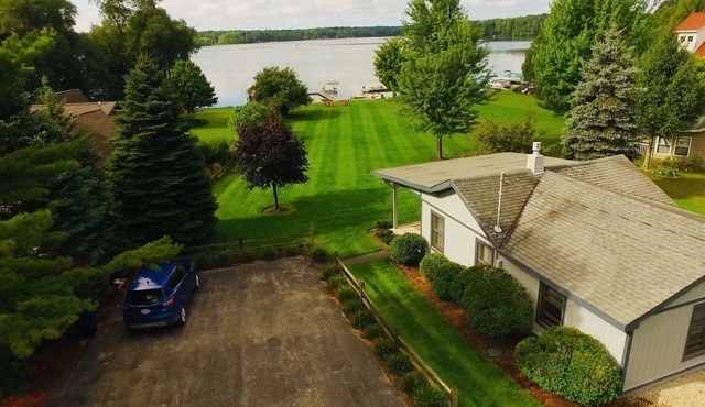 Cozy 2 Bedroom Cottage Sleeps 7 in the village of Lake Ann