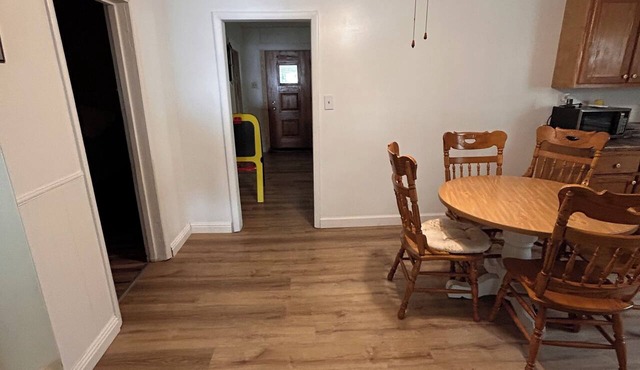Cozy 2-bedroom house in pleasant Somerset with cool AC
