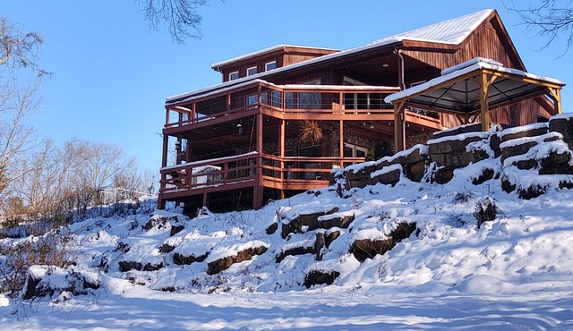 Cozy 2-bedroom rustic cabin in Red River Gorge area,Hot Tub, Pilots Knob Hiking