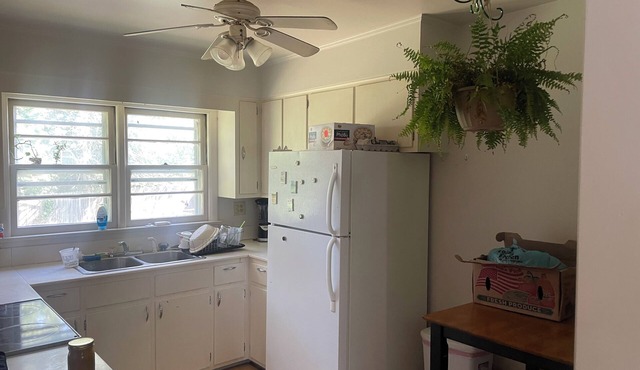 Cozy 2-bedroom apartment in charming Berkeley Springs with AC, WiFi