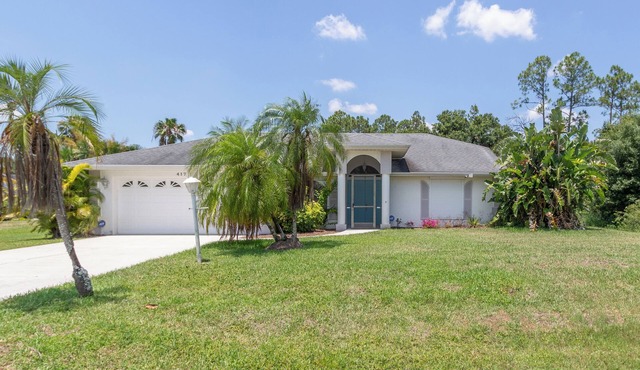 Cozy 2-Suite heated Pool Home with Spacious Lanai and Private Backyard.