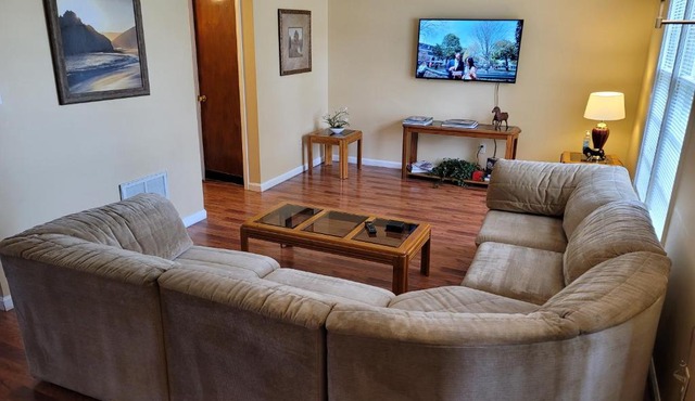 Cozy and Spacious-4 Bedrooms Townhouse