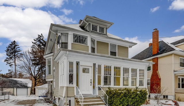 Cozy and Spacious Retreat, Minutes from the Beach with King Beds - Pet Friendly!