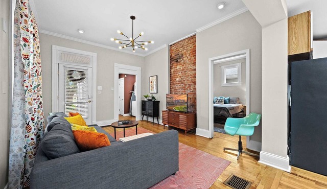 Cozy Bardstown suite walk to brunch, bars, bourbon