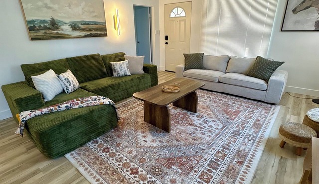 Cozy Boho Retreat - 4 beds, spacious, close to downtown.