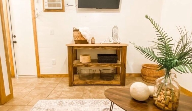 Cozy cabin in serene natural setting. Rustic charm with modern amenities!