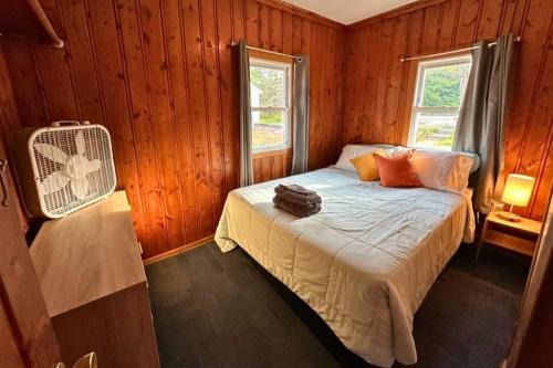 Cozy cabin on the beach of Lake Huron