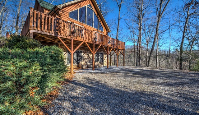 Cozy Cabin w/Game Room, Jetted Tub & Views | + Biltmore Pass Included