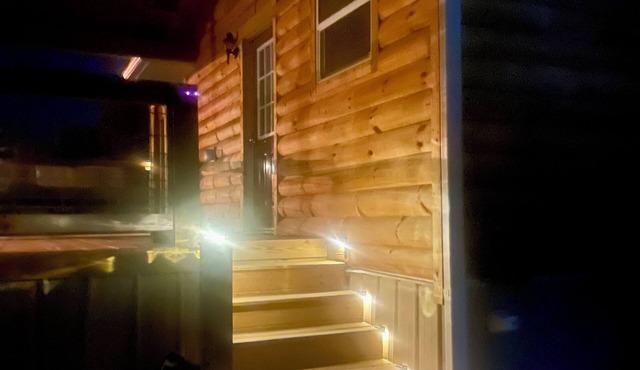Cozy cabin with 1 bd/bath and WiFi. Short drive to Cloudland Canyon State Park.