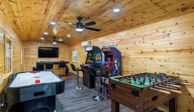 Cozy cabin with hot tub, game shed, and firepit. Pet friendly! Level 2 charger.