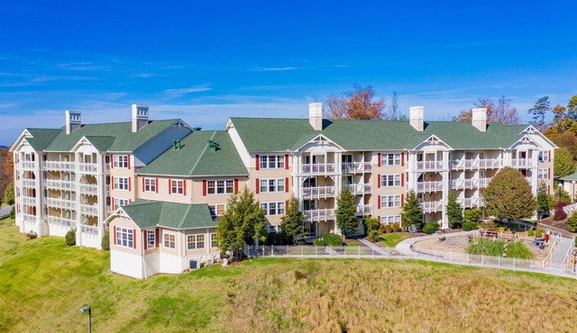 Cozy Condo w/Resort Indoor & Outdoor Pools, 3 Hot Tubs, WiFi & More!