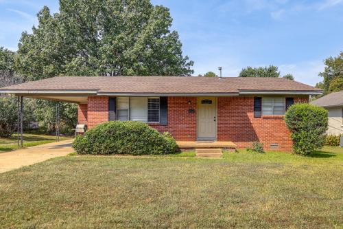 Cozy Home w/Grill: Walkable Oxford Location