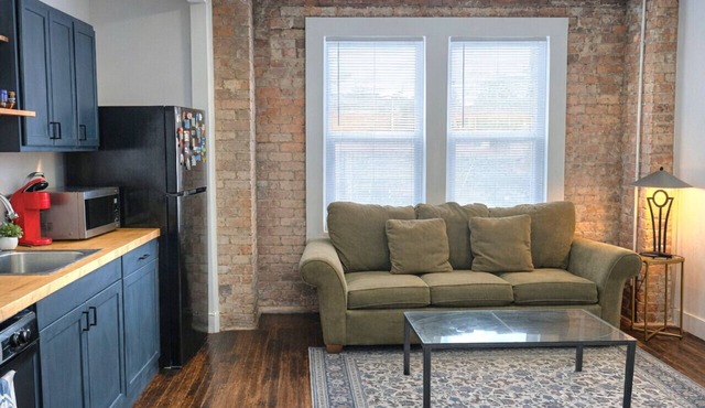 🛋️ Cozy Meets Contemporary Modern one bedroom with Fireplace & Smart TV – The Gratiot