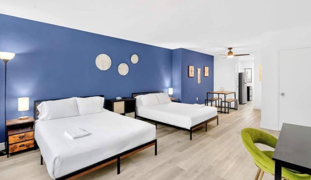 Cozy Miami Beach Studio with 2 Queens plus Workspace