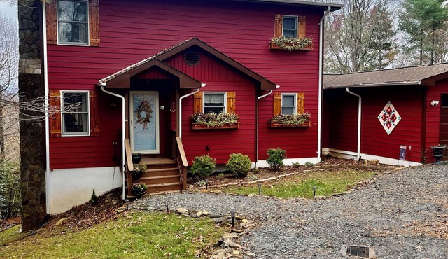 Cozy Mountain Cabin - Sunsets, River Float, Game Room, Pets+