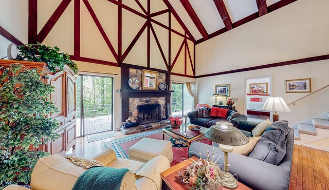 Cozy mountain home with foosball, ping-pong, private deck & wood-burning firepla