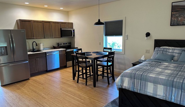 Cozy Mountain View cottage in beautiful Candler with AC, Upper Unit