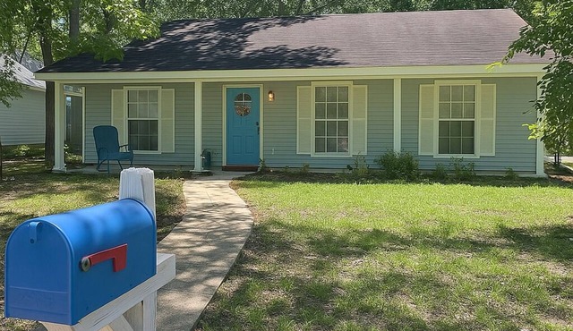 Cozy, Quiet Artist Retreat A Block From The Water: Perfect for Creators