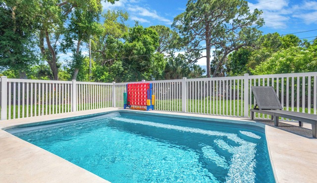 Cozy Ranch Home w/Heated Pool, near Siesta Beach