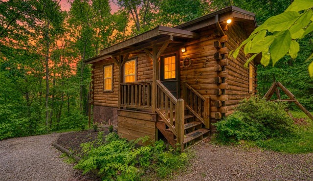 Cozy Retreat - 8 Minutes to Top Trails -Hot Tub + Firepit