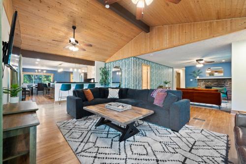 Cozy retreat on private estate with Hot Tub
