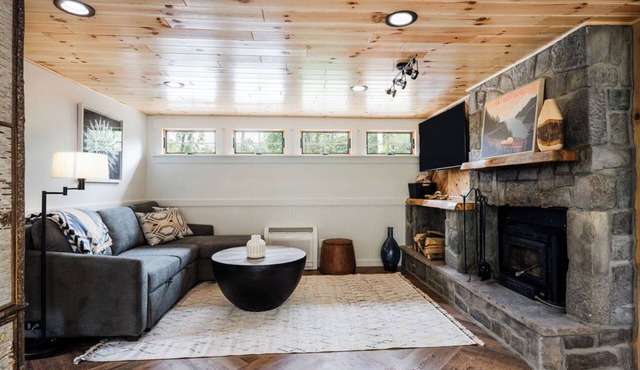 Cozy River Cabin | Private Deck & Shared Riverside
