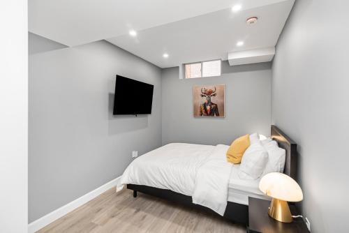 Cozy Spacious 2BR Suite with Parking & Wi-Fi