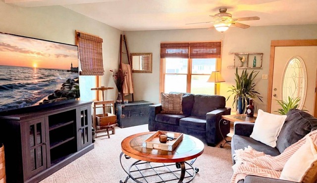 Cozy & Spacious 4BR Getaway Near Lake Michigan – AC & Outdoor Dining