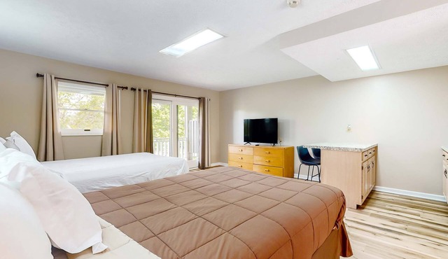 Cozy Studio, Balcony, Gym, Games, Near Douglas Lake