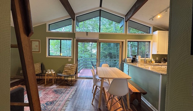 Cozy Wintergreen Retreat - Hot Tub, Walk to resort, Hiking trail in backyard