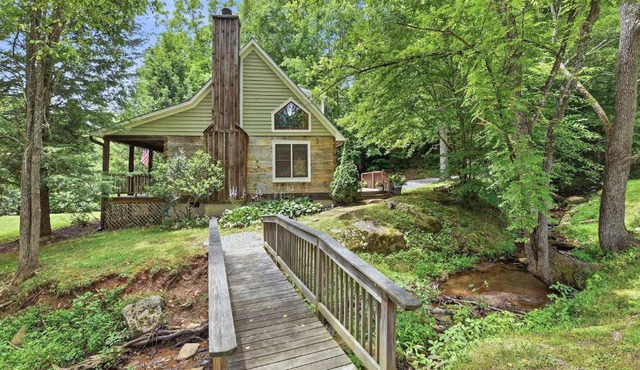 Creekfront Cottage scenic views dog-friendly firepit gas grill gas fireplace