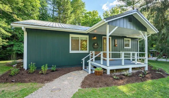 Creekside bungalow with a hot tub, walking distance to downtown Nashville