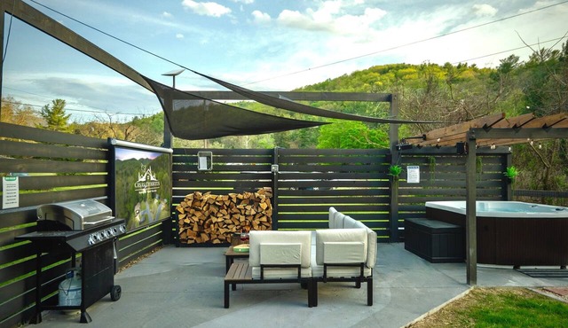 Creekside Cabin: Hot Tub, Cinema, EV Charger, Dogs