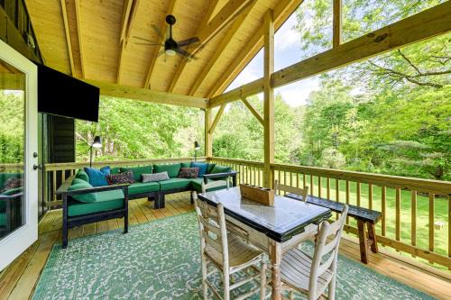 Creekside Cabin: Tubing, Trails & Highlands Charm!