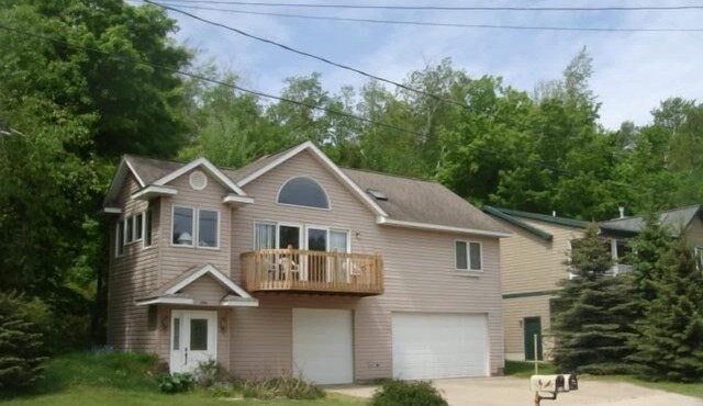 Crystal Lake Cottage on the South Shore with Beach/Lake Access